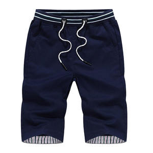 Pantalones cortos informales elegantes para hombre con ajuste de gran tamaño y cierre de cintura elástica Diseño de dobladillo doblado - Product Image 2