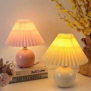 Lámpara de Noche para Dormitorio con Iluminación de Estilo Nórdico, Inspirada en Instagram, <span class=keywords><strong>Juvenil</strong></span> y Acogedora, Lámpara de Mesa de Cerámica Plegada de Alta Gama - Product Image 2