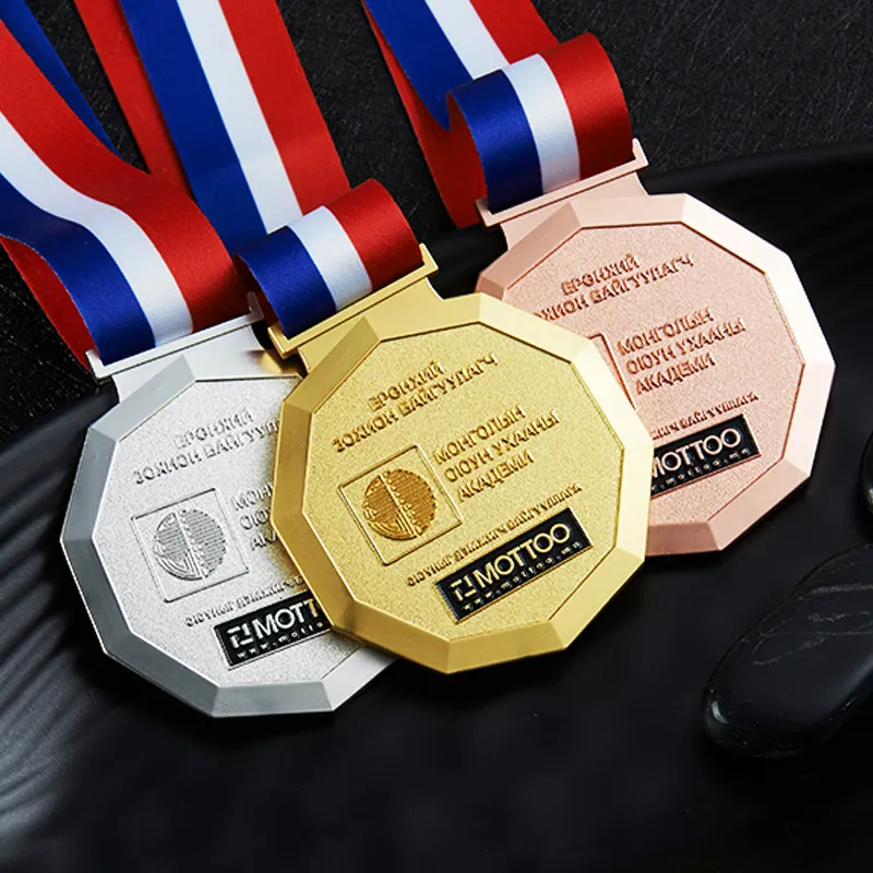 เหรียญฟินเชอร์สำหรับใส่เล่นกีฬาผลิตจากโลหะสำหรับวิ่งว่ายน้ำวิ่งสีทอง5K 10K สั่งทำได้ตามต้องการ