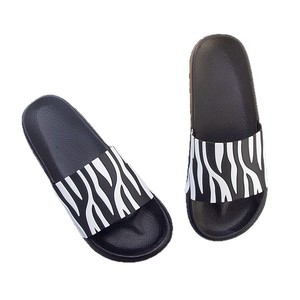 Chaussures à enfiler tendance pour hommes - Matériau PVC, antidérapantes, sandales d'extérieur, sandales de plage, chaussures d'été respirantes à bout ouvert - Product Image 1