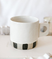 Mug en céramique fait main à rayures noires et blanches, style nordique, capacité 301-400 ml, pour la rentrée scolaire, design simple et tendance