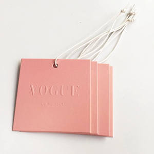 ป้ายห้อยเสื้อผ้า รองเท้า กระเป๋า แบบสวิง ทำจากกระดาษสีชมพู เป็นมิตรกับสิ่งแวดล้อม พิมพ์โลโก้แบรนด์แบบนูนตามสั่ง - Product Image 1