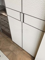 Armoire de chambre contemporaine personnalisable avec éclairage LED, écologique, résistante à l'humidité, durable, gain de place, suspendue
