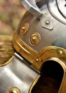Casco Estilo Centurión Romano Plateado/Dorado Hecho a Mano con Cresta Decorativa para Eventos Históricos y Exhibiciones - Product Image 3