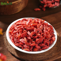 Baies de goji rouges chinoises traditionnelles, fruits entiers crus, sans additifs, naturelles