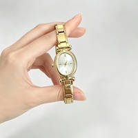 Jam Tangan Wanita Quartz Dial Oval Kecil Modular Italia Tali Baja Tahan Karat Paduan Logam Mewah Sederhana Serbaguna Gaya Mewah Ringan