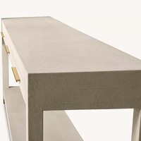 Console élégante et moderne en shagreen gris durable avec deux tiroirs, poignées de barre dorées brossées, pieds coniques à finition dorée, étagère pour entrée