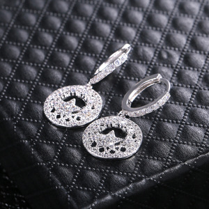 Eleganti Orecchini Floreali Traforati per Donne, Orecchini Scintillanti con Fiori Intagliati, Gioielli di Moda Quotidiana - Product Image 2