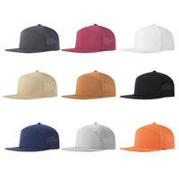 Gorra Deportiva Negra y Blanca de 6 Paneles con Visera Plana, Logotipo Bordado Personalizado de Alta Calidad, Gorras con Orificios Cortados con Láser, Cierre a Presión