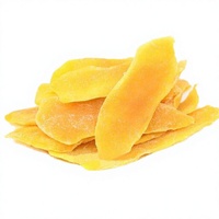 Biologische gesneden gedroogde mango's, zoet, natuurlijk, zonder toegevoegde suiker, knapperig tropisch fruit, gezond en lekkern.
