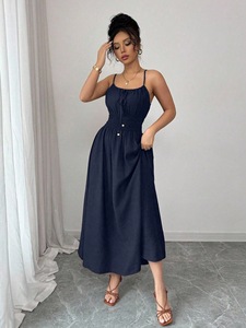 Vestido midi con tirantes finos, textura multitono, lazo frontal, cintura fruncida y bolsillos, ideal para kits de regalo navideños. - Product Image 1