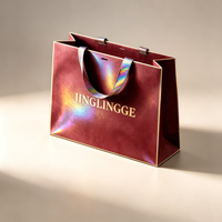 Sac en papier blanc avec logo personnalisé en feuille d'or, poignée en ruban de luxe, vente en gros, sac cadeau haut de gamme pour marque de vêtements