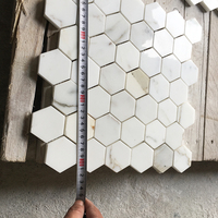 Prix bon marché taille populaire 2 "Calacatta or hexagone carreaux de céramique en marbre pour la mosaïque
