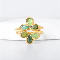 Bague de mariage élégante en laiton plaqué or rose 0,5 micron avec sertissage clos de préhnite, quartz bleu et péridot, style classique pour femme