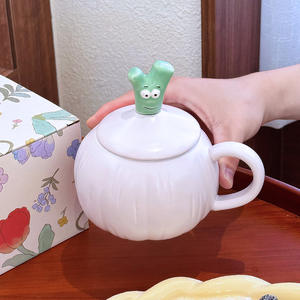 Taza de Cerámica con Forma de Ajo, con Tapa y Asa, Diseño de Dibujos Animados, Blanca y Morado Claro, para Uso Doméstico o Regalo, Verano 2025 - Product Image 4