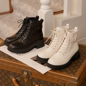 Bota de cuero estilo utilitario con cordones y base de tacón estable - Product Image 5