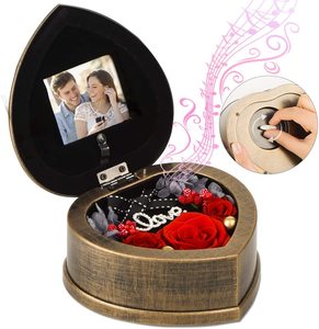 Boîte à fleurs en daim pour remise de diplômes pour ses <span class=keywords><strong>femmes</strong></span> le jour de la Saint-Valentin - Product Image 1