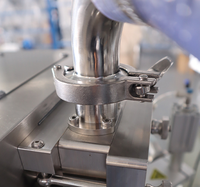 Machine d'emballage flow-pack avec alimentateur de cartes de tête