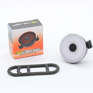 Nuovo fanale posteriore per bicicletta multifunzione per ciclismo all'aperto alimentato <span class=keywords><strong>a</strong></span> <span class=keywords><strong>batteria</strong></span> avviso per freno <span class=keywords><strong>lampeggiante</strong></span> fari di montaggio posteriori <span class=keywords><strong>a</strong></span> scatto - Product Image 5