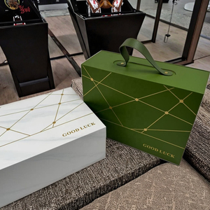 Caja de Regalo de Cartón Rígido con Cierre Magnético de Lujo y Logotipo Personalizado, con Revestimiento UV, Forro de Esponja y Asa de Transporte - Product Image 1
