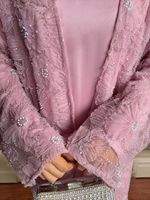 Vente en gros directe d'usine : Ensemble élégant 2 pièces pour femmes musulmanes, comprenant un manteau en laine orné de fleurs perlées et une robe intérieure en satin à manches longues