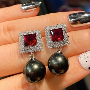 ต่างหูแบบห้อยประดับเพทายสีแดงทรงสี่เหลี่ยม คริสตัล และมุกเทียมทรงกลม สำหรับผู้หญิง เหมาะสำหรับงานปาร์ตี้ เครื่องประดับแฟชั่นทันสมัย - Product Image 4