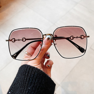 Lunettes de soleil irrégulières Qianai pour femmes, monture dorée, verres PC UV400, type 3, protection solaire, mode, voyage, style urbain - Product Image 1