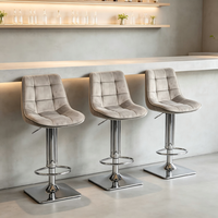 Chaise de bar grise carrée en velours capitonné pivotante réglable en hauteur avec repose-pieds en métal chromé