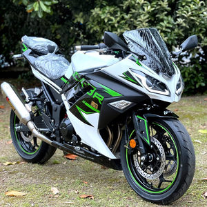 Moto sportive Kawasaki1 à essence, bicylindre, 4 temps, refroidie par liquide, 250 cm³, haute performance, capable de atteindre les performances de la moto de course. - Product Image 1