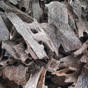 Bois d'agar de haute qualité: le parfum que l'homme et la féminité jouent bien ensemble - Product Image 1