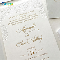 Papeterie de mariage de luxe de forme personnalisée, alliant invitation de mariage intemporelle en typographie et gaufrage à sec, Faire-part de mariage