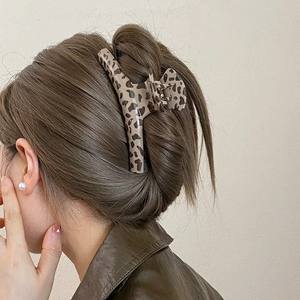 Pinzas para el Cabello con Estampado de Leopardo, Elegantes Pinzas Cuadradas, Triangulares y Cruzadas para Mujer, Pinzas de Plástico Antideslizantes para Cola de Caballo - Product Image 1