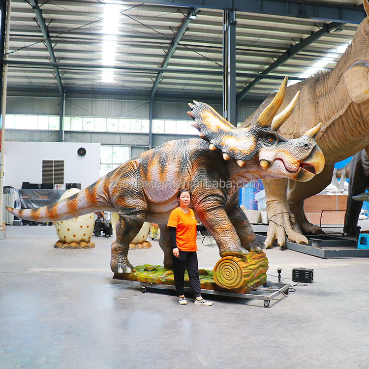 Tricératops animatronique : L=6m