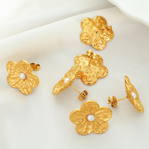 ต่างหูรูปดอกไม้ทองประดับมุกเหล็กไทเทเนียมสำหรับผู้หญิงเครื่องประดับแฟชั่น - Product Image 1