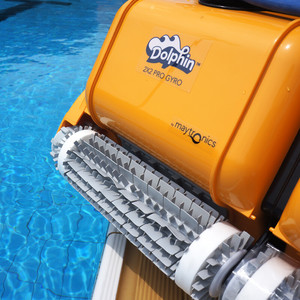 Limpiador robótico de piscinas Dolphin 2X2 de doble cuerpo y alta resistencia con navegación giroscópica para piscinas comerciales grandes - Product Image 5
