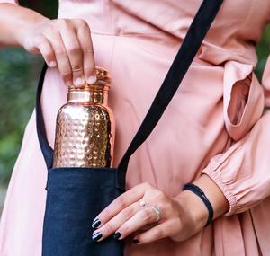 Bouteille d'eau en cuivre pur 1L d'excellente qualité verres de voyage réutilisables cadeau parfait pour lui et sa vente à l'exportation - Product Image 2