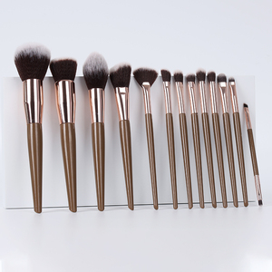 Juego de 13 Brochas de Maquillaje YUEXIU para Principiantes, de Pelo Sintético con Mango de Plástico, para Sombras de Ojos, Delineador, Sombras de Nariz, Puntos, Brillo Labial - Product Image 1