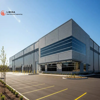 Entrepôt préfabriqué avec structure en acier et panneaux sandwich, entrepôt avec panneaux muraux ignifuges, bâtiment en acier isolé