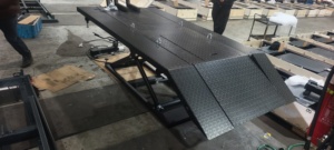 <span class=keywords><strong>Table</strong></span> élévatrice <span class=keywords><strong>pneumatique</strong></span> pour <span class=keywords><strong>moto</strong></span> OSATE, 1500 LBS, avec ou sans plaque latérale au choix, en vente - Product Image 5