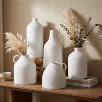 Vas Bunga Bertekstur Rustic Modern, Vas Besi Putih Matte untuk Dekorasi Rumah, Pot Minimalis Berpenampilan Keramik untuk Meja Ruang Tamu