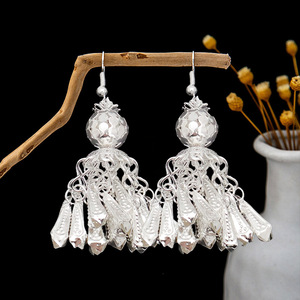 Pendientes de Plata con Borlas Miao de 6.5 cm de Largo, Color Plateado, Joyería de Estilo Étnico para Mujer - Product Image 1