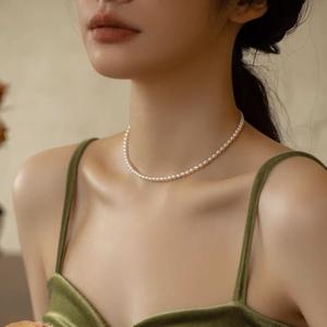Collier à petites perles de style rétro français avec perles d'eau douce naturelles, collier de clavicule au tempérament léger et luxueux pour femmes - Product Image 1