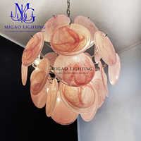 Lustre vintage médiéval français, suspension en verre empilée en forme de nuages roses, luxe pour salle à manger et entrée de villa