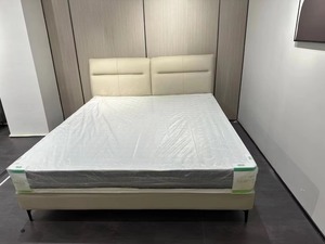 Cama Queen Moderna Tapizada en Cuero Sintético, Base de Metal con Diseño de Somier - Product Image 4