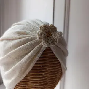 Turbante de Bebé de Algodón Orgánico Hecho a Mano con Apliques de Flores de Ganchillo, Diseño con Bordes, Suave y Lavable, Unisex, para las Cuatro Estaciones - Product Image 2