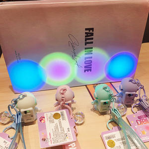 ボツ漫画宇宙飛行士ライトグローイングキーホルダー夕焼けライト発光キーホルダー女性用キュートな宇宙飛行士カップルキーチェーンバッグハン - Product Image 2