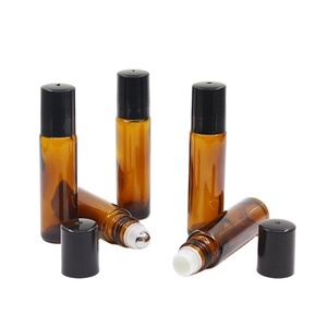 Flacon à bille en verre ambré brun de 10 ml avec logo personnalisé, bille en acier et capuchon noir doré - Product Image 1