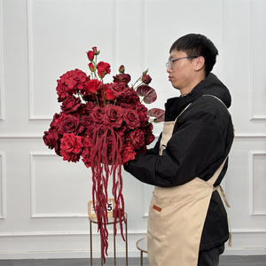 Arreglo Floral de 40 cm con Bola de Flores Artificiales de Borgoña de Moda 2026, Mezcla de <span class=keywords><strong>Rosas</strong></span> Rojas, Anturios y Amaranto Colgante - Product Image 1