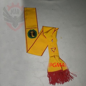 Grand ruban de cérémonie rouge uni avec collier et bijou pour banquets - Product Image 3