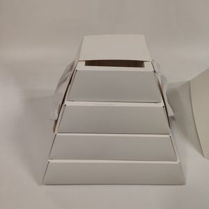 Caja de Regalo de Lujo con Forma de Pirámide para Dulces, con Cinta Reciclada y Laminado Mate, Colorida, para Bodas - Product Image 1